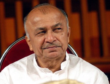 Sushil Kumar Shinde, Maharashtra Başbakanı.   