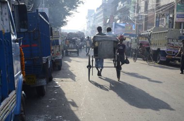 Üç tekerlekli çekçek çeken adam, Kolkata, Batı Bengal, Hindistan, Asya  