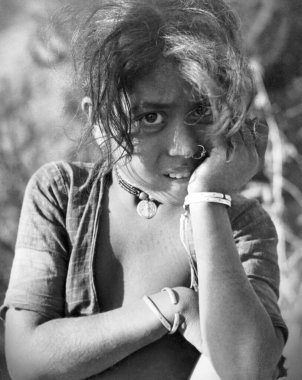1940 'larda Hindistan' ın kırsal kesimindeki fakir bir kızın portresi.   
