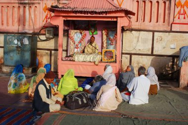 Har Ki Pauri, Haridwar, Uttar Pradesh, Hindistan 'da dini vaazlar dinliyoruz.  