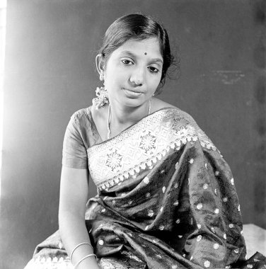 Hindistan 'da ipek sari giyen Güney Asyalı kadın.