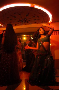 Bombay Mumbai, Maharashtra, Hindistan 'da barda dans eden süslü kızlar. 