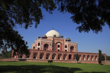 Humayun 'un mezarı 1570' te Hint Yarımadası Pers etkisindeki ilk kırmızı kumtaşı ve beyaz mermer mezardan yapılmış. Delhi, Hindistan UNESCO Dünya Mirası Bölgesi.