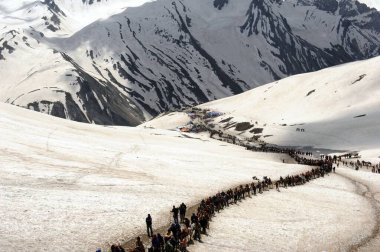 Pilgrim mahagunas ganesh top, amarnath yatra, Jammu Kashmir, Hindistan, Asya 'ya geçer. 
