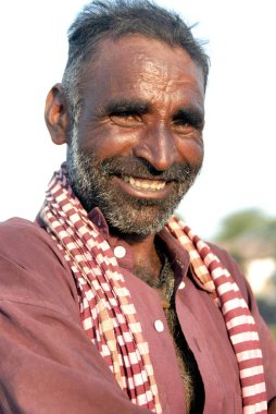 Hindistan kırsalında gülümseyen yaşlı adam, Amreli, Saurashtra, Gujarat, Hindistan, Asya 