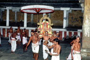 Varadarajaswamy 'nin Urchave tanrısı Varadarajar tapınağında geçit töreninde, Kanchipuram, Tamil Nadu, Hindistan  