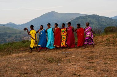 Dhimsa halk dansı yapan kadınlar, Andhra Pradesh, Hindistan, Asya 