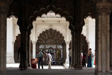 Rang Mahal ya da Imtiaz Mahal olarak da bilinen renk sarayı; UNESCO Dünya Mirası alanı, Lal Qila ya da Kızıl Kale olarak da bilinen ve Mughal İmparatoru Şah Cihan tarafından saray olarak kullanılan ünlü Delhi kalesi (1638-1648).