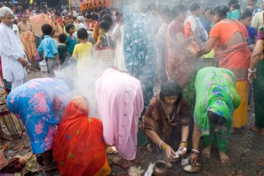 Hintli kadınlar Kartik Purnima (Dolunay) kutlamasında Babu Ghat 'ta dua ediyorlar, Kolkata, Batı Bengal, Hindistan 