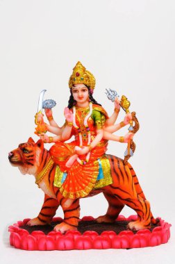 Tanrıça maa durga 'nın çamur heykeli kaplanın üzerine dikilmiş. 