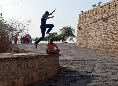 Çocuk atlama, jodhpur, rajasthan, Hindistan, Asya 