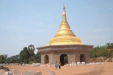 Global Pagoda 'nın bir bölümü Essel Dünyası yakınlarındaki Gorai deresinde, Borivali batısında, Bombay Mumbai' de, Maharashtra 'da, Hindistan' da inşa halinde.