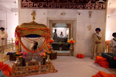 Punjab, Hindistan 'ın Rupnagar ilçesinde bulunan Anandpur sahib Gurudwara' nın içeriden görünüşü 