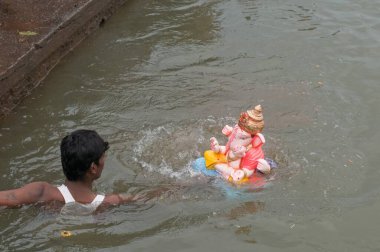 Ganesh Pune Maharashtra 'nın idolünü serbest bırakan adam.