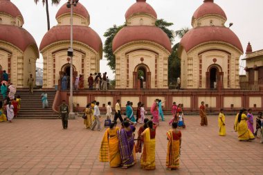 Dakshineshwar Kali Tapınağı 'nı ziyaret eden hacılar Ramakrishna Paramhans burada rahip olarak yaşıyordu, şimdi Kalküta, Batı Bengal, Hindistan  