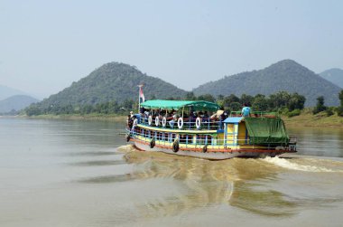 İnsanları Rajahmundry ve Pradesh Hindistan 'daki Papi Hills' e taşıyan gemi yolculuğu. 