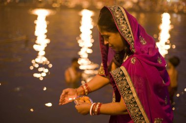 Godavari nehrine gaz lambası sunan kadın Nasik, maharashtra, Hindistan, Asya 