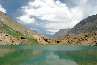 Dağlarda göl. Derin Himachal Pradesh, Hindistan