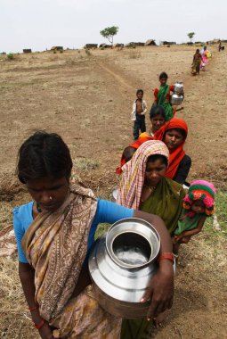 Marathwada, Maharashtra, Hindistan 'da su kabı, su kıtlığı ve göç taşıyan kırsal kadınlar 