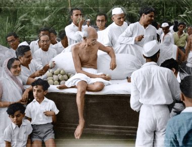 Mahatma Gandhi çocuklara mango dağıtıyor. Juhu Sahili, Hindistan, Asya, Mayıs 1944 'teki dua toplantısından sonra. 