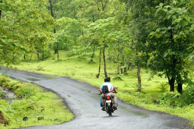 Motosiklet yolunda muson ve yeşilliğin tadını çıkarıyorum Tansa Gölü, Thane Bölgesi, Maharashtra, Hindistan 