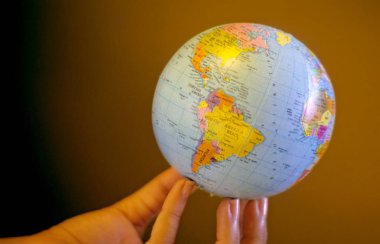 Dünya 'yı Tutan Kadın, Yakın Çekim 