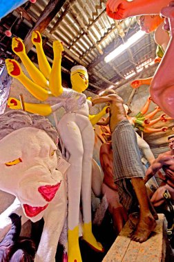 Tanrıça Durga 'nın, Kumartuli' nin mirasçı köyü Kalküta 'nın, Batı Bengal' in ve Hindistan 'ın imajı üzerinde çalışan Clay modelci.