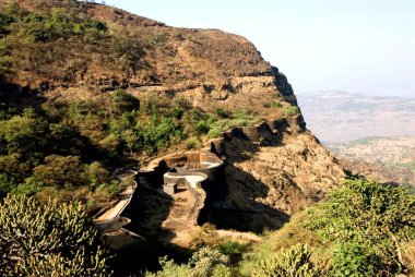 Raigad kalesi için Chit Darwaja ana giriş ve koruma duvarı; Maharashtra; Hindistan