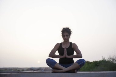 Padmasana yapan kadın, Rajasthan, Hindistan, Asya