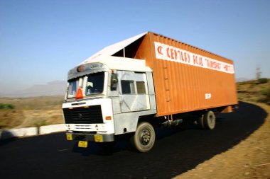 Sanayi, ulaşım, ihracat kamyonu 3 numaralı otoyolda hız yapıyor. Maharashtra, Hindistan 