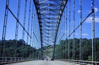 Gündüz vakti modern köprüden geçen araba. 