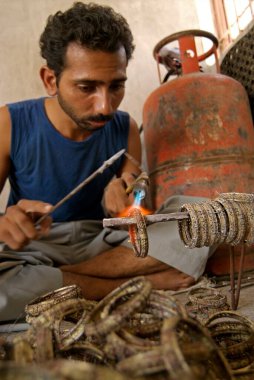 Pirinç bilezikler yapan adam; Rajkot; Gujarat; Hindistan