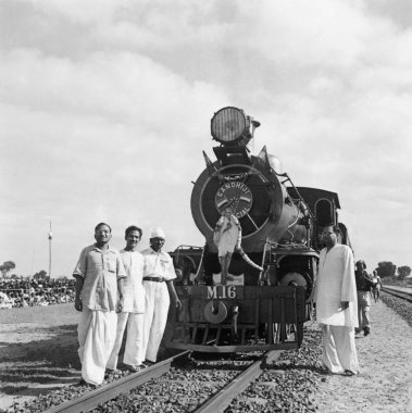1946 'da Madras' ta Gandhiji Özel Treni 'nin önünde duran dört adam trenin şoförü Gandi' ye o kadar hevesliydi ki hayat dolu fotoğrafını motorun önüne astı.  