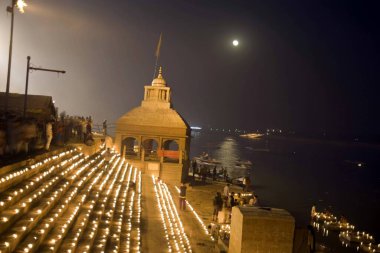 Varanasi uttar pradesh Hindistan 'daki Scindia Ghat' taki kashi karvat tapınağı. 