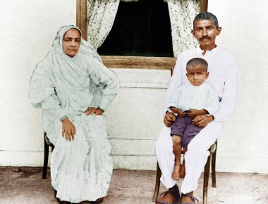 Mahatma Gandhi ile Kasturba ve bilinmeyen bir çocuk, Güney Afrika, Ağustos 1913  