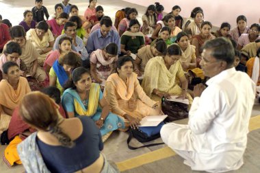 Pune yakınlarındaki Ralegan Siddhi 'de eğitim seansı; Maharashtra; Hindistan