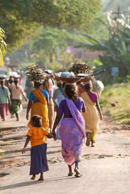 Natham yakınlarındaki yol işçileri; Tamil Nadu; Hindistan