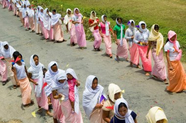 Manipuri kadınları kendilerini kadın, Imphal, Manipur, Hindistan 'daki hakları için savaşan Meira Paibis (meşale taşıyıcısı) olarak organize ettiler. 