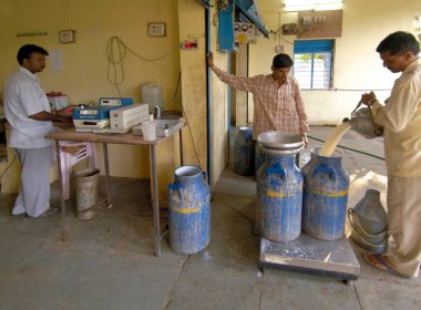 Hindistan, Maharashtra, Pune yakınlarındaki Ralegaon Siddhi 'deki Kooperatif Toplum Soğutma Tesisi 