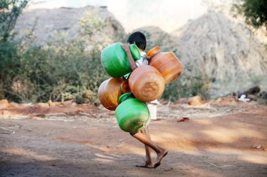 Hindistan, Karnataka 'daki Bassapur köyünde yürüyen bir çocuk.  
