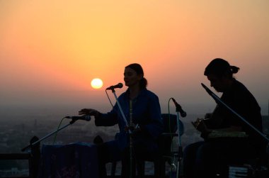 Hindistan 'daki Jodhpur Rajasthan Marwar Festivali' nde Hint melodisini sunan şarkıcı 