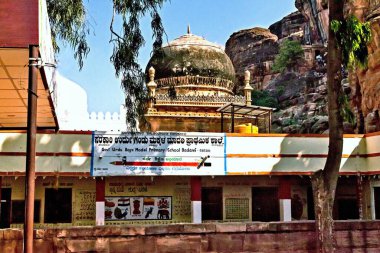 Cami ve Okul, Badami, Bagalkot, Karnataka, Hindistan 