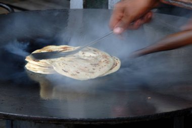 Hint yemeği; roti veya kızarmış tavada Maida unundan yapılmış chapatti. Lezzetli yabancı yemek 