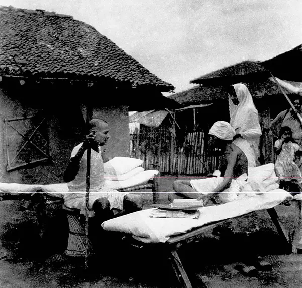 Mahatma Gandhi Jamnalal Bajaj ve Rajkumari Amrit Kaur ile Sevagram Ashram, 1942   