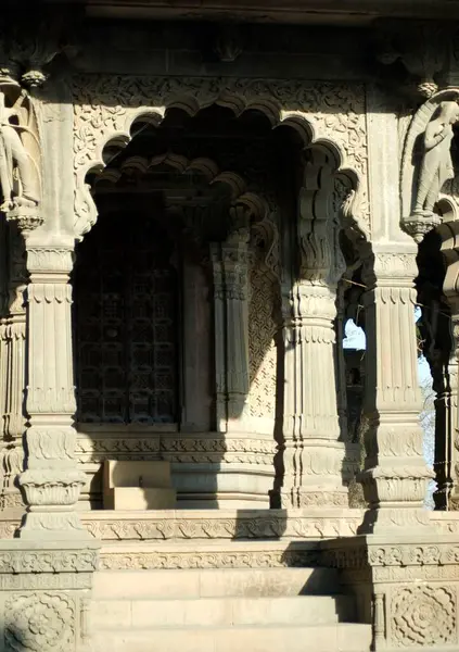 stock image Decorated gates of chhatri in stone at Maheshwar, Madhya Pradesh, India 