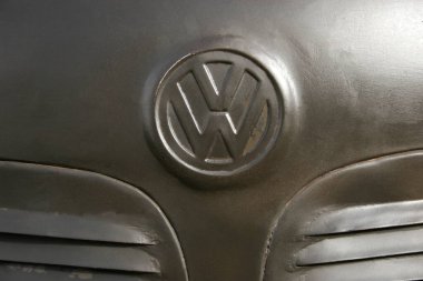 Volkswagen model bir arabanın amblemi olan başlık; Pune; Maharashtra; Hindistan