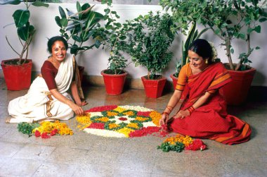 Kerala Kadınları Rangoli Deseni Yapıyor