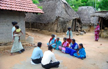 IFMR Vakfı, Thanjavur, Tamil Nadu, Hindistan 'dan Ngo Kshtriya Gramin Finans Hizmetleri' nin kırsal hanımları ve gönüllüleri.  