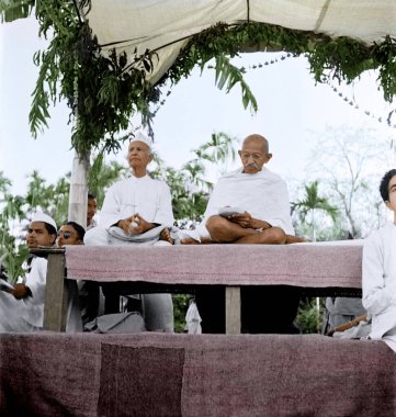 Mahatma Gandhi ve Thakkar Bapa Hindu Müslüman ayaklanmalarından sonra, Bangladeş, Asya, Kasım 1946