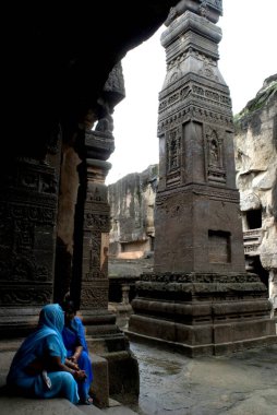 Kailash tapınağında sütun; Ellora mağaraları; Aurangabad; Maharashtra; Hindistan